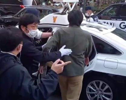 パトカーに乗る宮西詩音容疑者